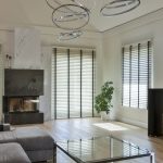 Aranżacja salonu – nowoczesne żaluzje drewniane w połączeniu z kamieniem