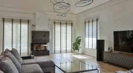 Aranżacja salonu – nowoczesne żaluzje drewniane w połączeniu z kamieniem