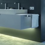 Marmur, czerń i nowoczesne technologie. Trendy 2022 w aranżacji łazienki