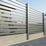 Z podmurówką czy bez? Ważny detal przy budowie ogrodzenia