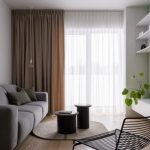 Śródmiejska oaza – minimalistyczne wnętrze utrzymane w kojącej kolorystyce