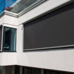 Jak ochronić dom przed nadmiernym słońcem w upalne lato?