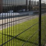 Szybko i praktycznie: siatka czy ogrodzenie panelowe?